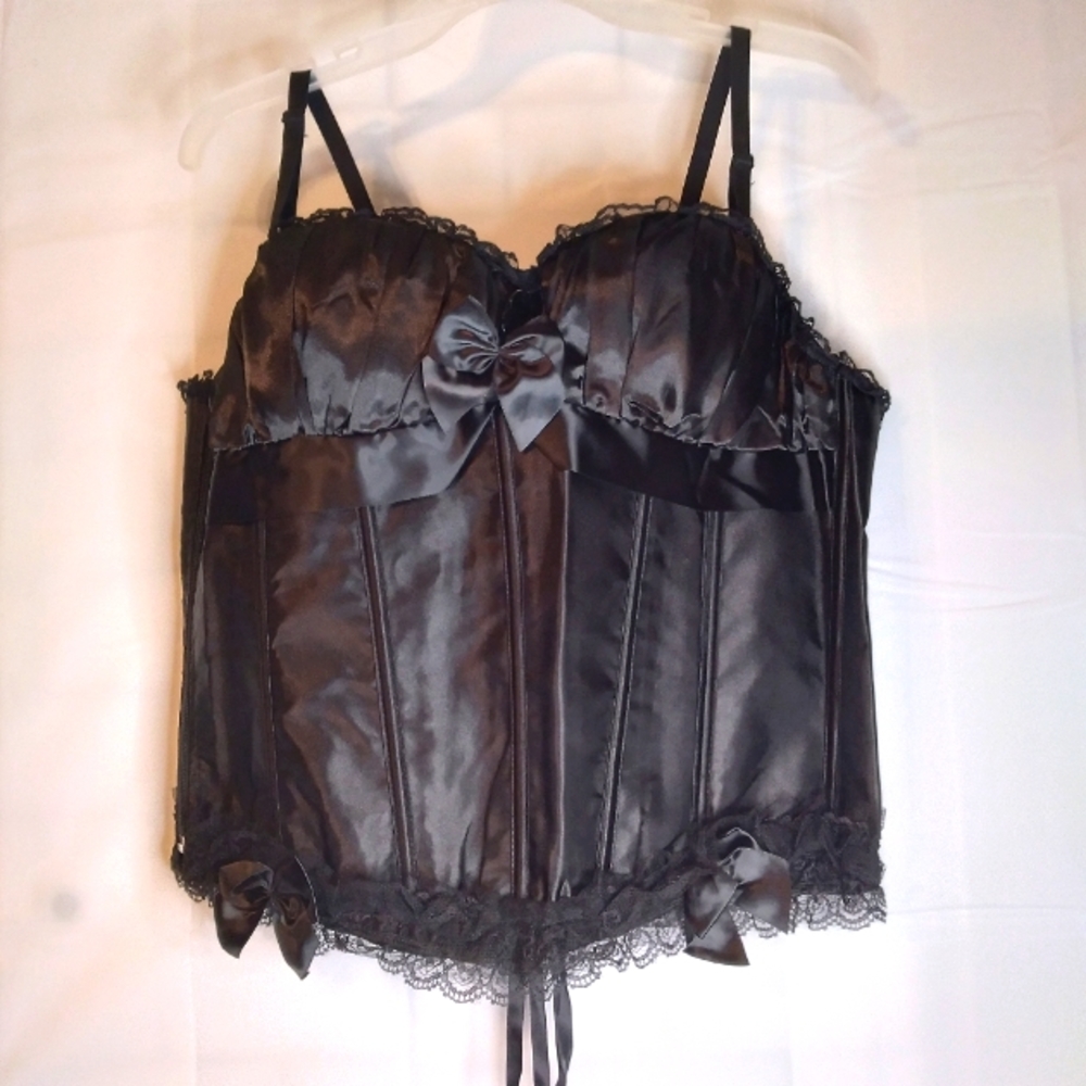 Black corsett string up back and wired throughout with removable straps